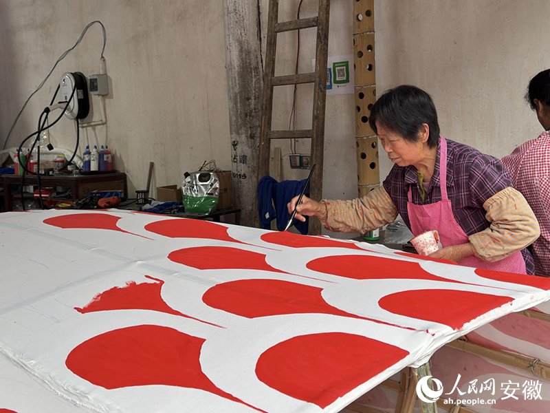 瞻淇村內(nèi)大多數(shù)村民都掌握制作魚(yú)燈的絕活。人民網(wǎng)記者 胡雨松攝