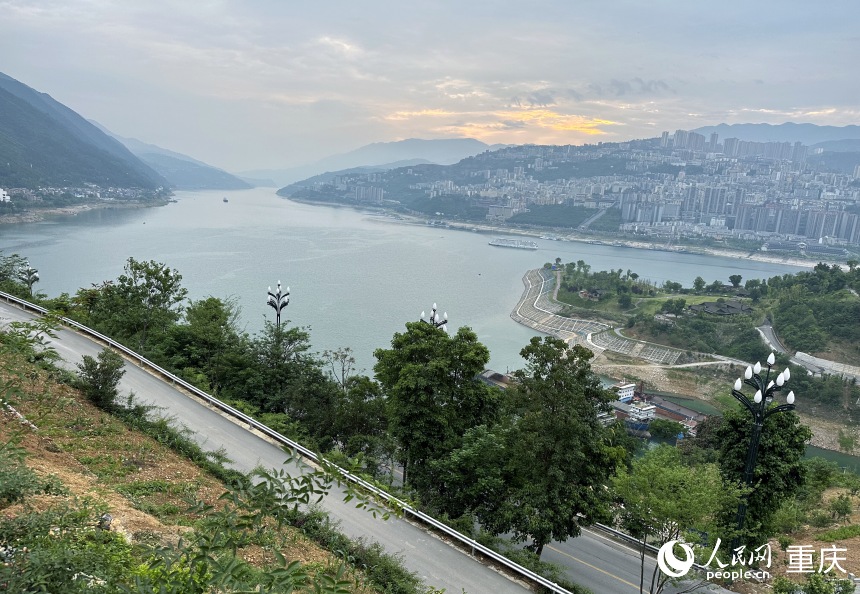 從巫山縣龍門街道江村遠(yuǎn)眺，左側(cè)為三峽里·竹枝村，右側(cè)為巫山縣城。人民網(wǎng)記者 劉政寧攝