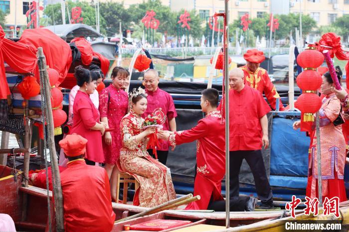 連家船民婚俗秀之迎親禮和成親禮?！×珠派?攝