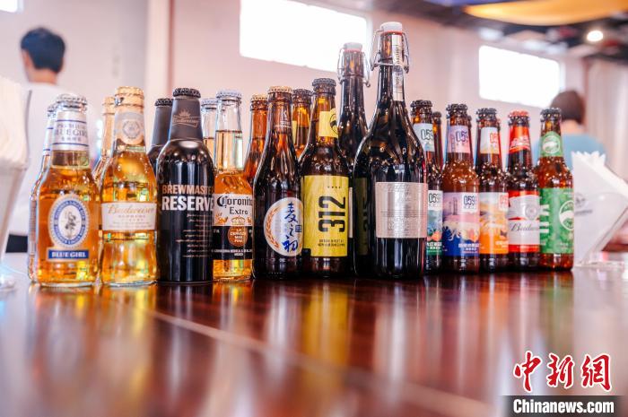 莆田基地主要生產(chǎn)全球旗艦品牌百威、科羅娜、貝克等啤酒，并生產(chǎn)雪津啤酒、雪山啤酒、藍妹啤酒等?！±钅宪?攝