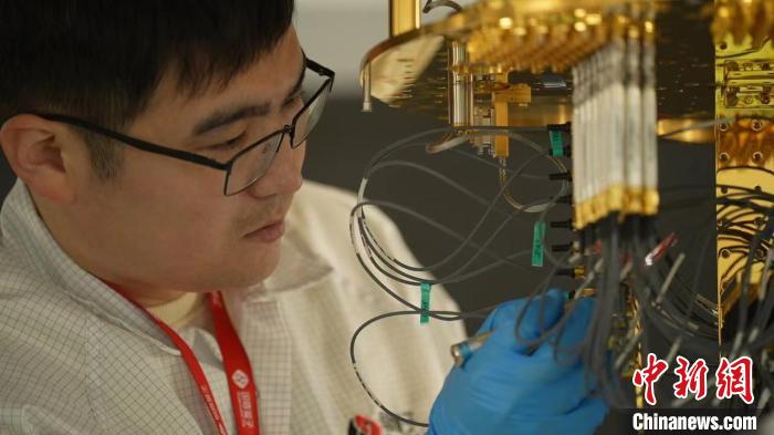 科研人員正在組裝超導(dǎo)量子計算機(jī)。