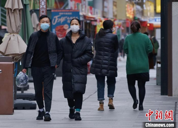 圖為市民穿羽絨服出行?！●R銘言 攝