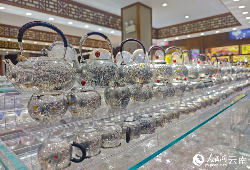 新華村一家銀器店里的各類銀器。人民網(wǎng)記者 符皓攝